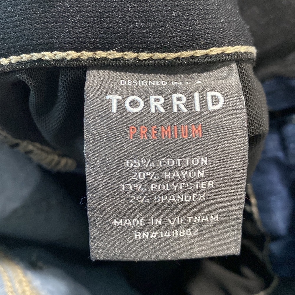 Torrid jeans premium short‎ - Picture 5 of 8